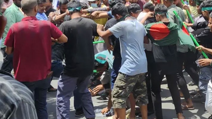 ধানমন্ডি ৩২-এ শ্রদ্ধা জানাতে এসে পড়তে হচ্ছে বাধার মুখে